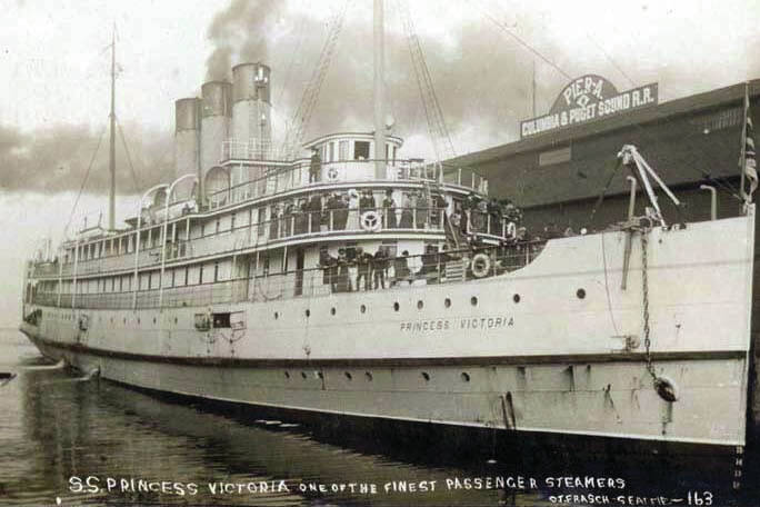 The Canadian steamship Princess Victoria collided with an American vessel, the S.S. Admiral Sampson, which sank quickly in Puget Sound in August 1914. (Otto T. Frasch photo, copyright by David C. Chapman, “O.T. Frasch, Seattle” webpage)