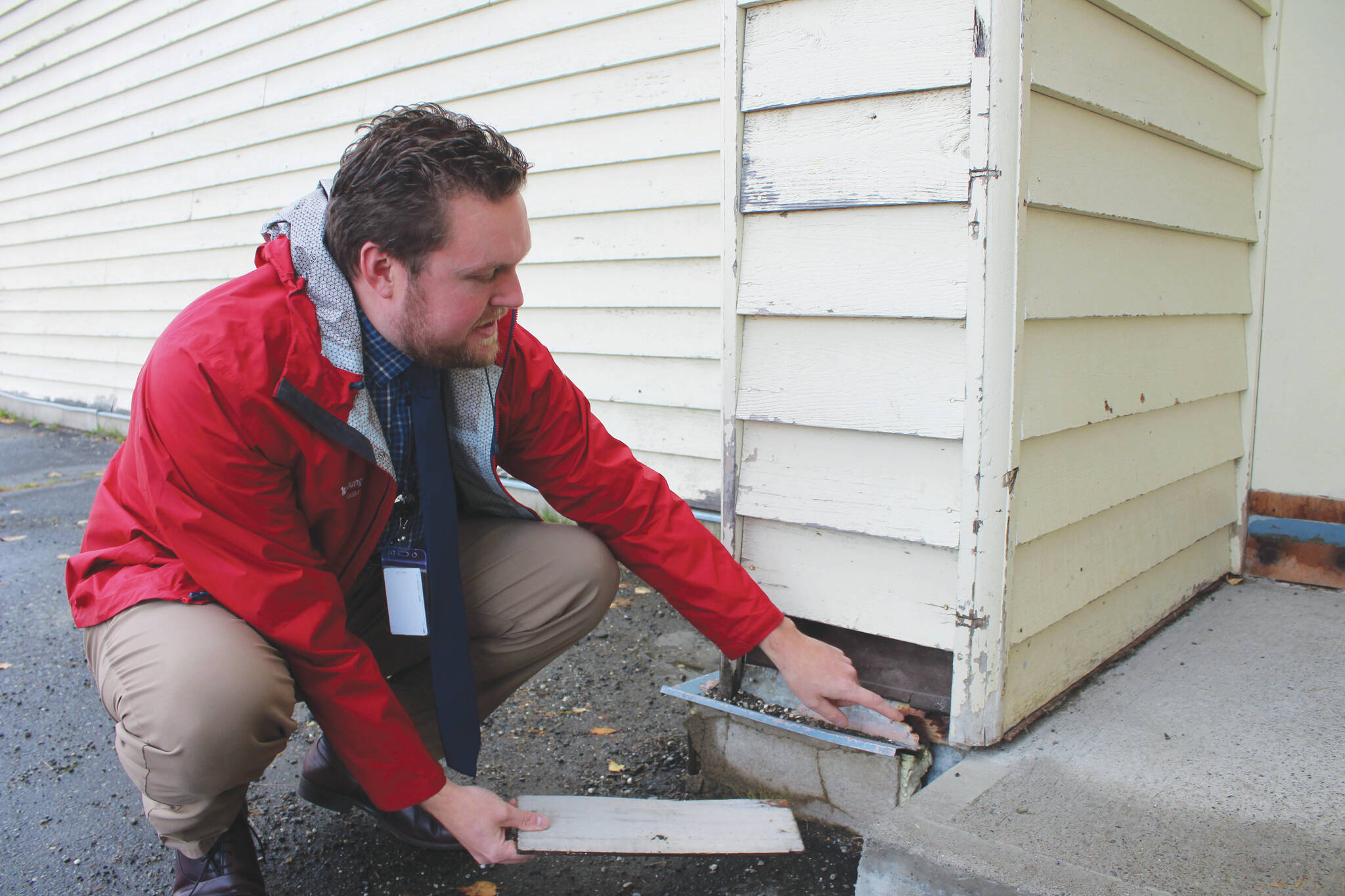 Soldotna Elementary School Principal Dr. Austin Stevenson points out corroded insulation outside of the school building on Friday, Sept. 30, 2022 in Soldotna . (Ashlyn O’Hara/Peninsula Clarion)