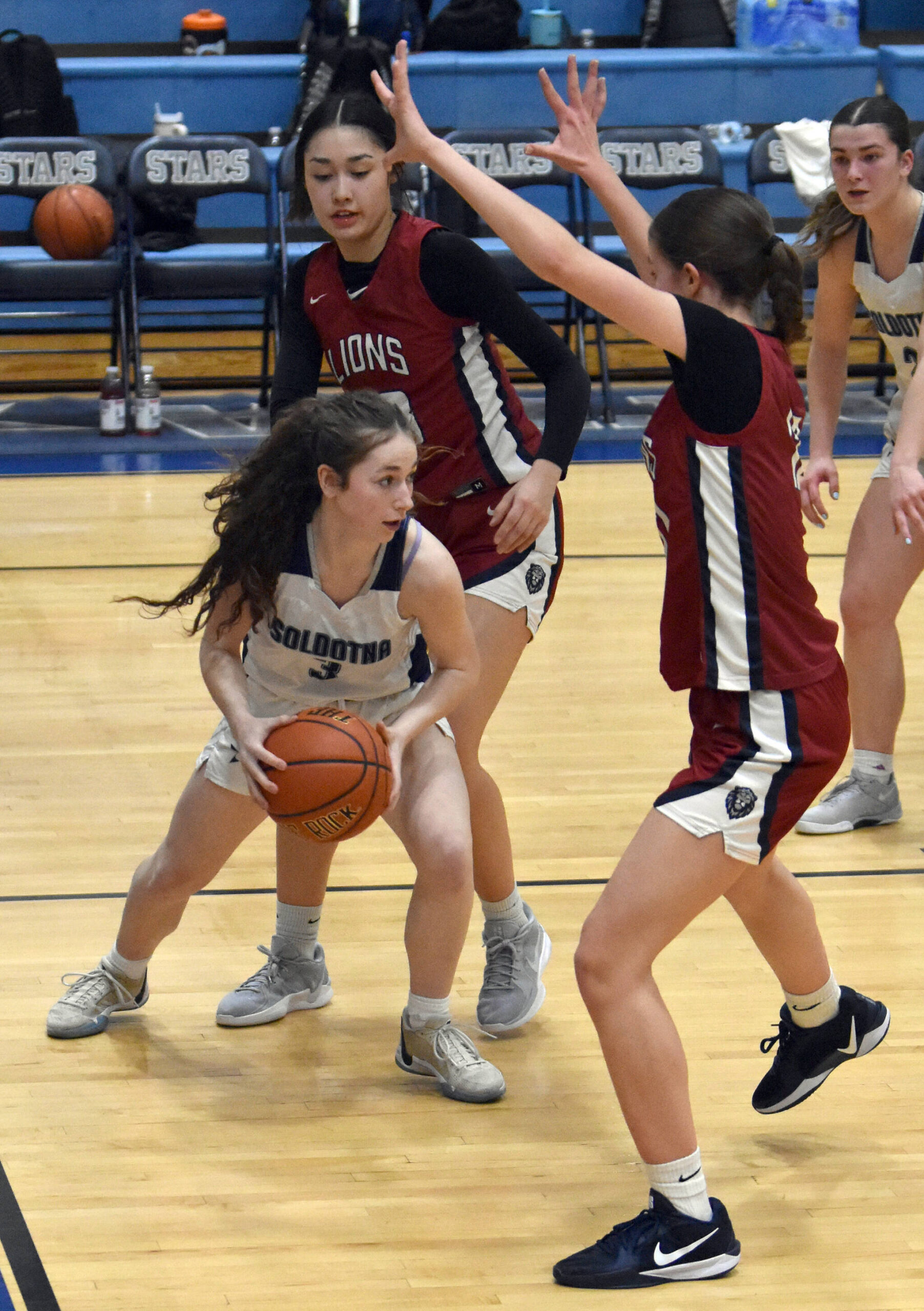 Soldotna’s Grayson Henry faces a trap from Jasmine Schaeffer and Keelie Kronberger of Mountain City Christian Academy on Friday, Jan. 17, 2025, at Soldotna High School in Soldotna, Alaska. (Photo by Jeff Helminiak/Peninsula Clarion)