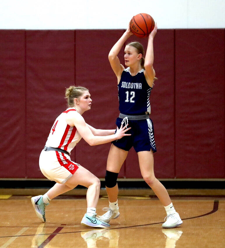 Soldotna’s Cassidy Kruse looks to pass across the zone during a loss to Wasilla in the Northern Lights Conference girls semifinals Friday, March 7, 2025, at Grace Christian School in Anchorage, Alaska. (Bruce Eggleston/matsusports.net)