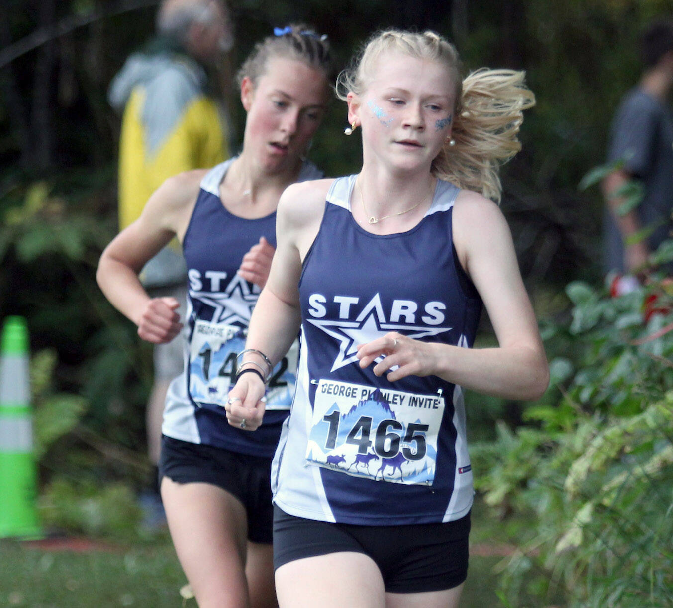 Soldotnas Sophia Jedlicki leads Tania Boonstra at the George Plumley Invite at Palmer High School in Palmer, Alaska, on Saturday, Sept. 6, 2025. (Photo by Jeremiah Bartz/Frontiersman)
