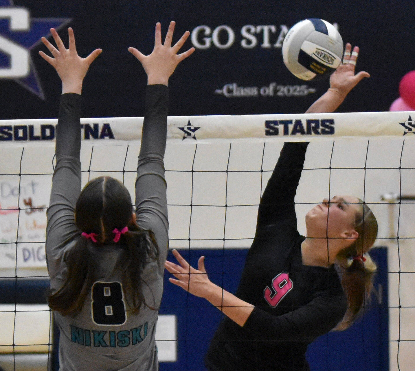 Soldotnas Gracelyn Altobelli attacks against Nikiskis Addison Perkins on Tuesday, Sept. 16, 2025, at Soldotna High School in Soldotna, Alaska. (Photo by Jeff Helminiak/Peninsula Clarion)