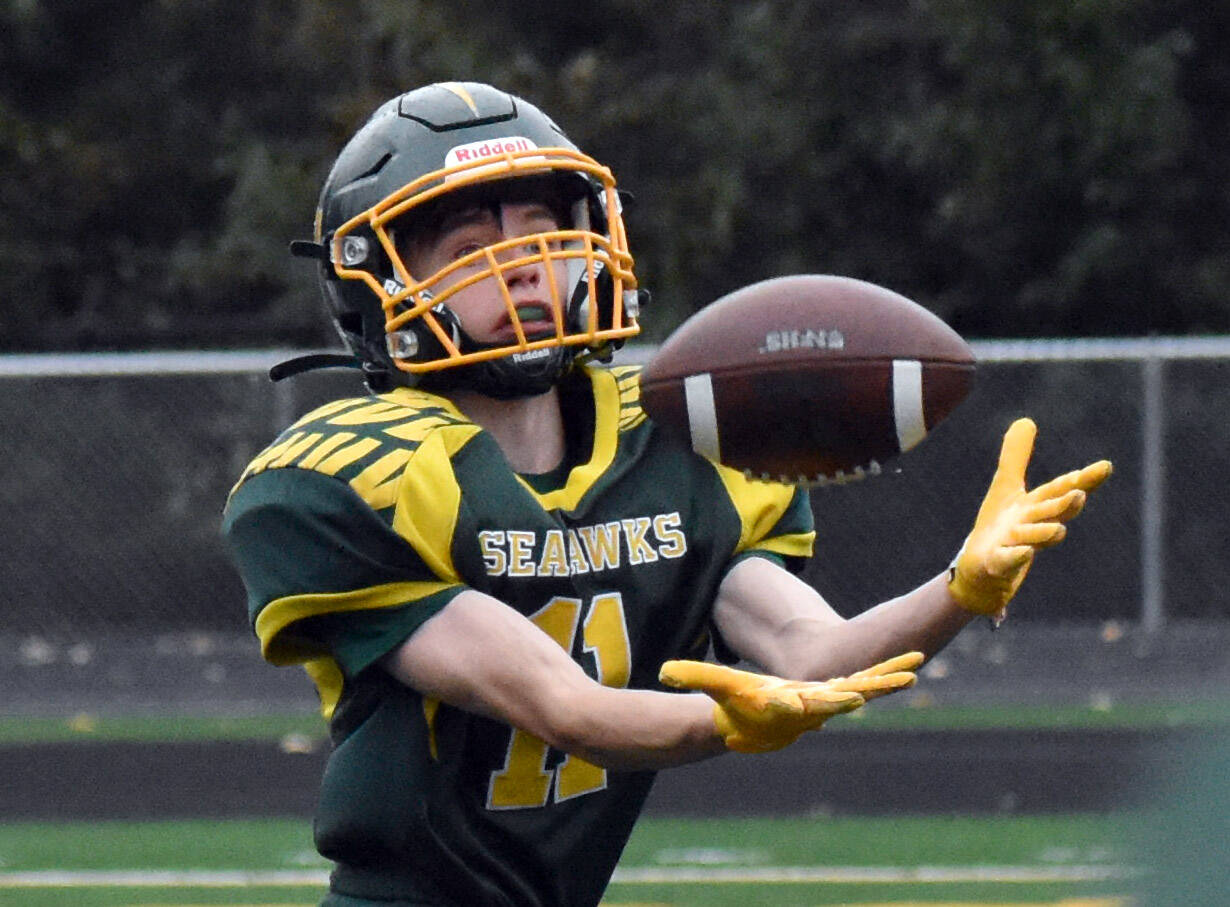 Sewards Hayden Campbell catches a pass against Nikiski on Friday, Sept. 26, 2025, at Seward High School in Seward, Alaska. (Photo by Jeff Helminiak/Peninsula Clarion)