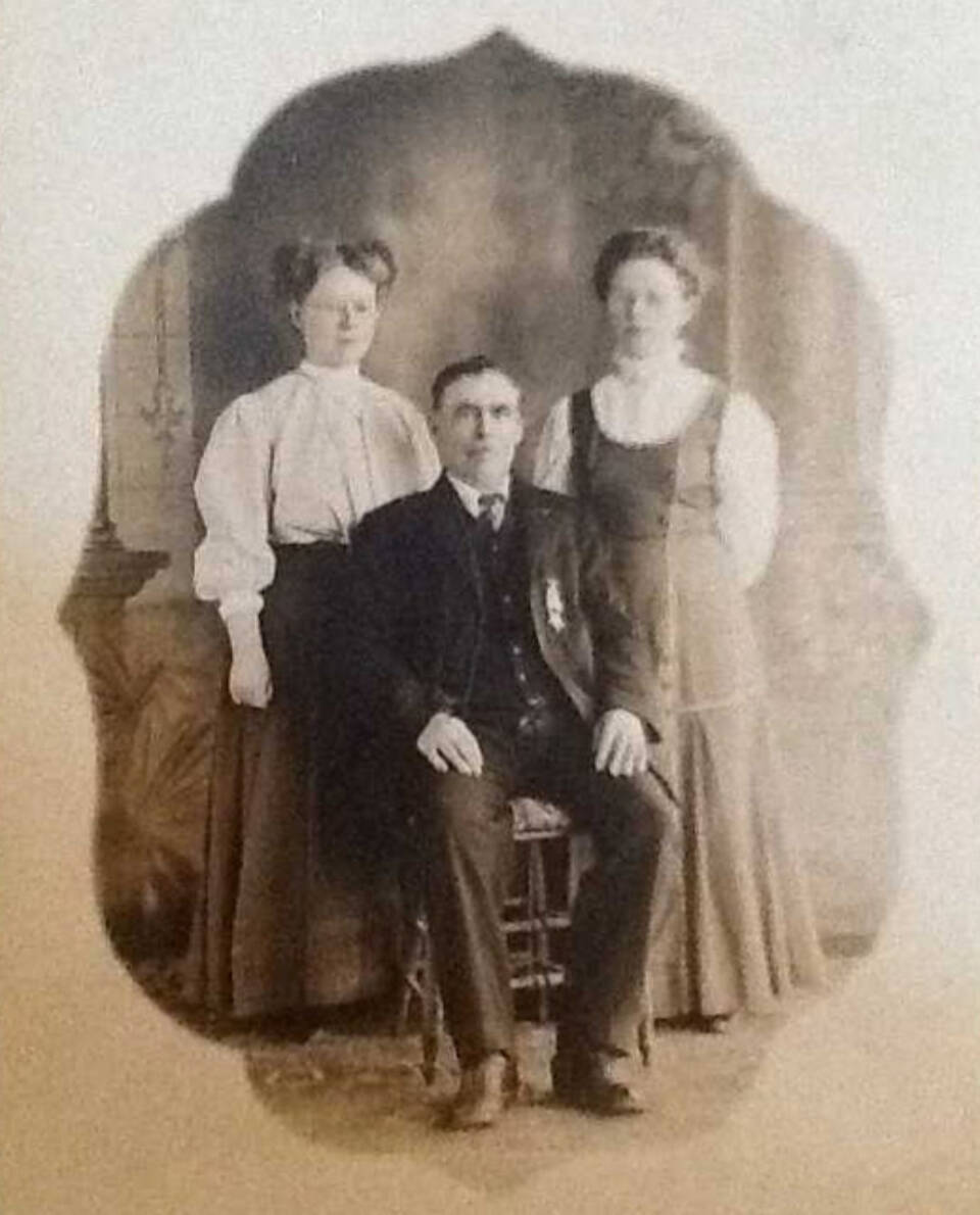 Public photo from ancestry.com
James Forrest Kalles (shown here with his daughters, Margaret and Emma) became the guardian of King David Thurman’s estate in early 1915 after Thurman went missing in 1914 and was presumed dead.