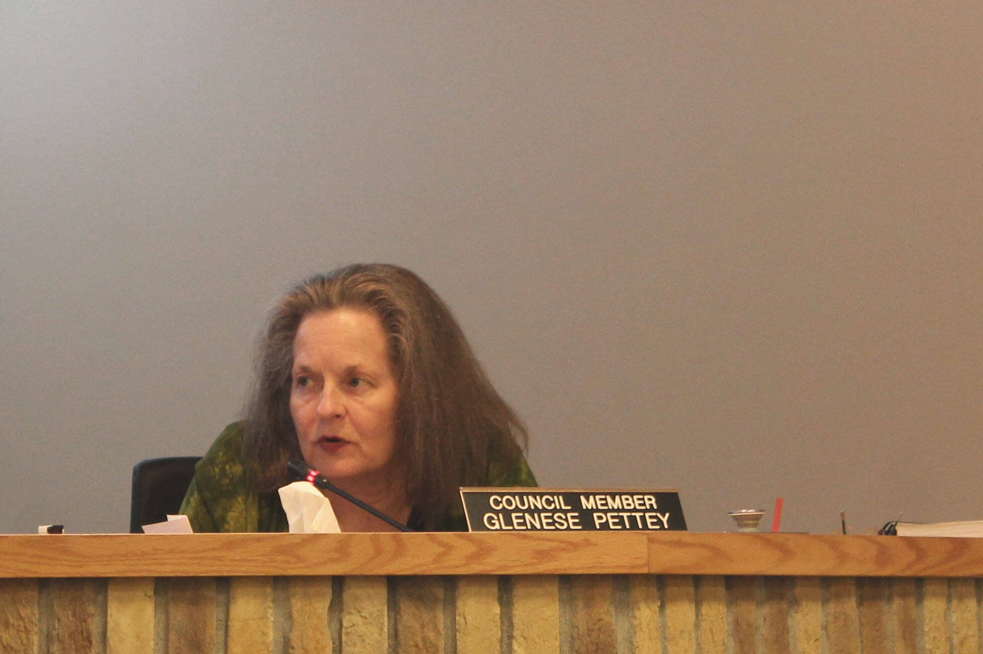 Glenese Pettey speaks during a meeting of the Kenai City Council on Wednesday, April 20, 2022 in Kenai, Alaksa. (Ashlyn O’Hara/Peninsula Clarion)