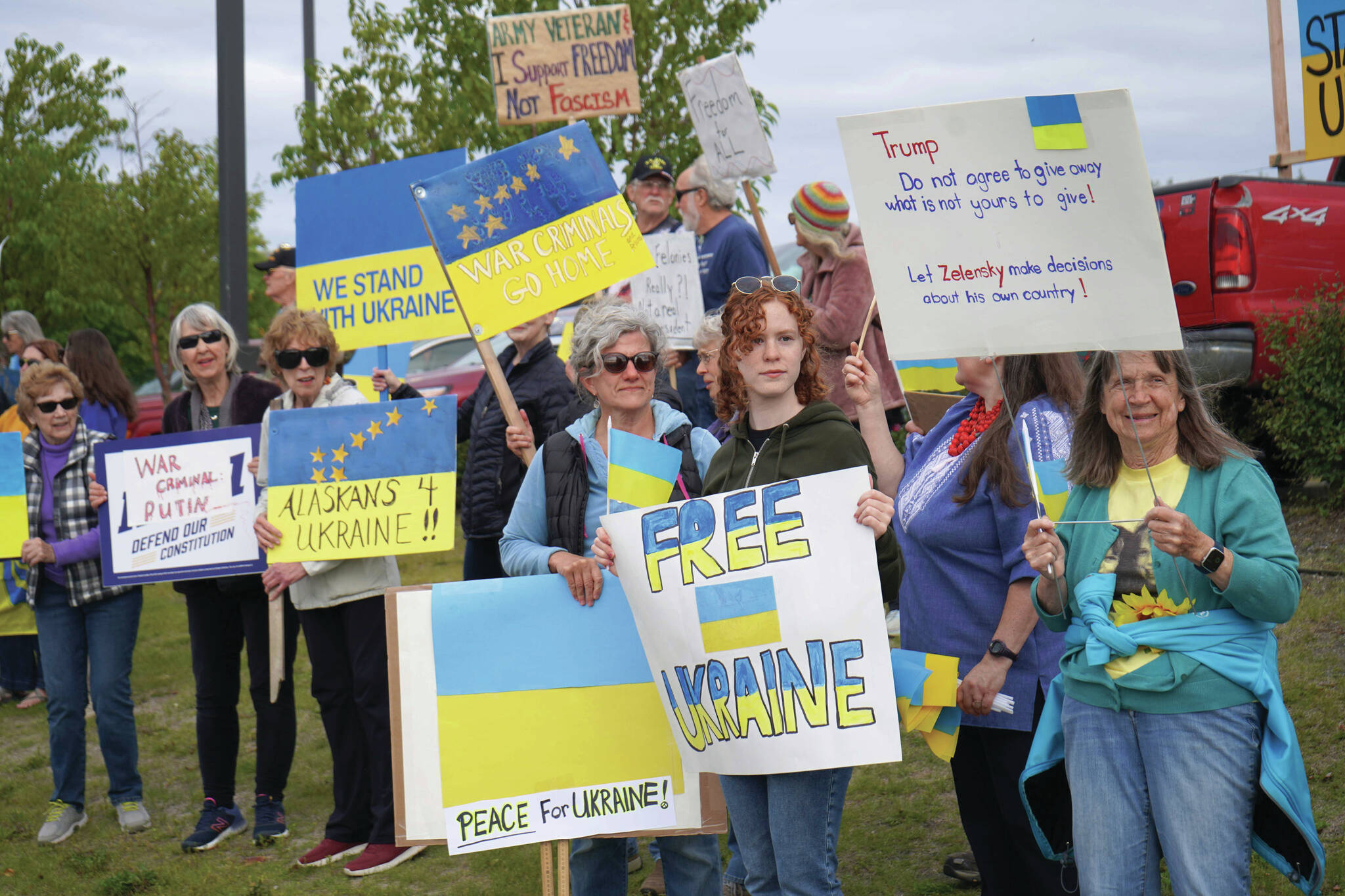 Jake Dye/Peninsula Clarion
Protesters in support of Ukraine line the Sterling Highway in Soldotna, Alaska, on Friday, Aug. 15, 2025.
