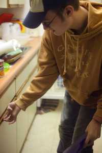 Photo by Kelly Sullivan/ Peninsula Clarion Preston Bicknell works on the dishes at mothers house, Saturday, August 9, 2014, in Soldotna, Alaska. His mother Traci Bicknell said it is a chore he is having trouble learning.