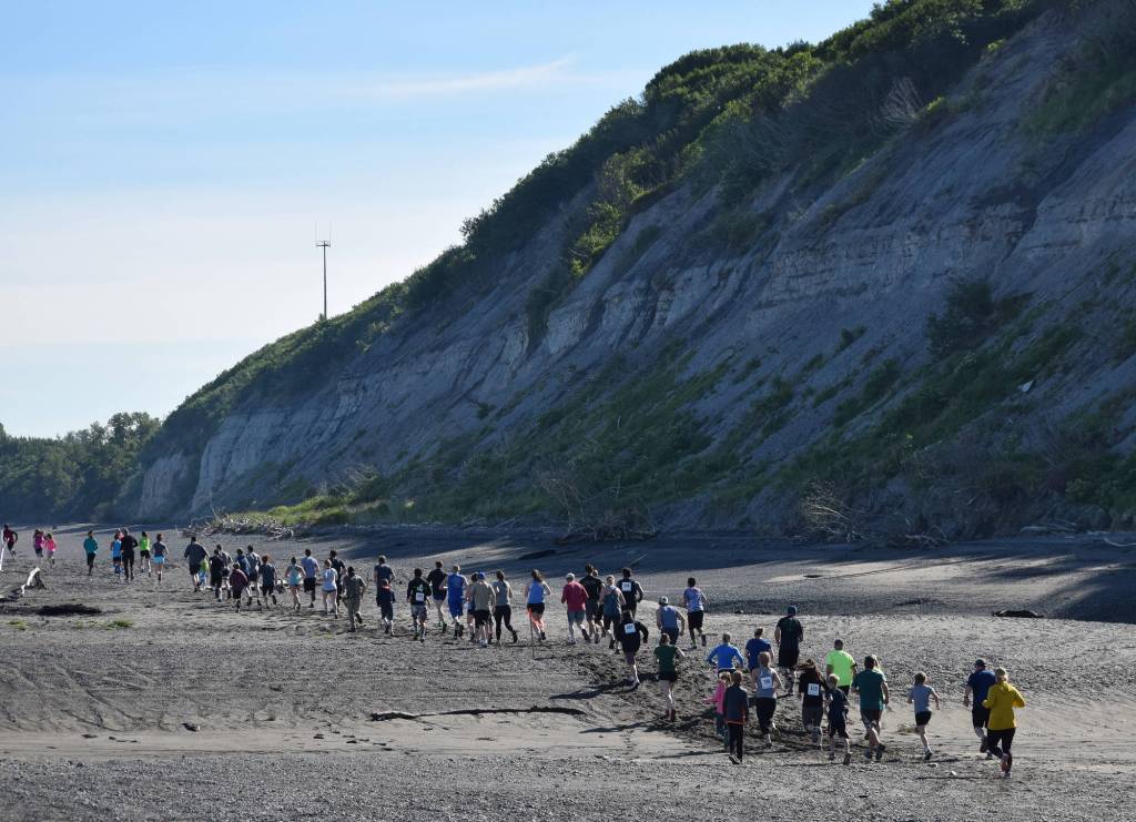 The field of 206 runners flood onto the beach Saturday at the third annual Clam Scramble Mud Run in Ninilchik. (Photo by Joey Klecka/Peninsula Clarion)