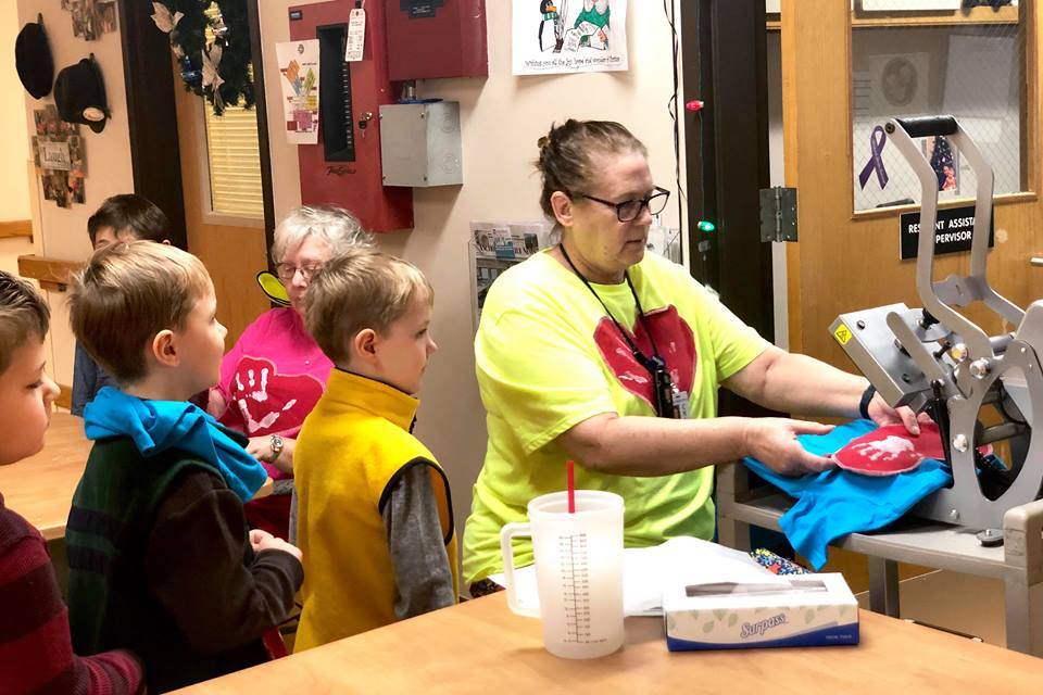 Residents from Heritage Place help kindergartner students make Dignity Mission T-shirts during a visit on Friday, Dec. 7, 2018, in Soldotna, Alaska. (Photo by Victoria Petersen/Peninsula Clarion)