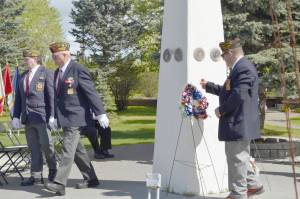 Families were invited to place flowers and wreaths in remembrance of fallen service members at Kenais Memorial Day ceremony on Monday, May 27, 2019, at Leif Hansen Memorial Park in Kenai, Alaska. (Photo by Victoria Petersen/Peninsula Clarion)