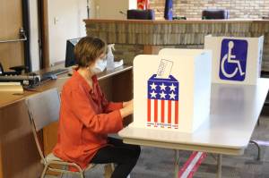 Kim Lofstedt casts her vote early in Alaskas Primary Election at Kenai City Hall on Aug. 17, 2020. (Photo by Brian Mazurek/Peninsula Clarion)