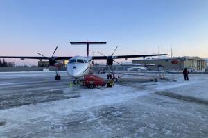 A Ravn Airlines plane arrives in Anchorage to transport passengers to Kenai after more than two hours of delay on Monday, Jan. 3, 2022. Windy conditions delayed flights to and from the peninsula over the weekend. (Camille Botello/Peninsula Clarion)