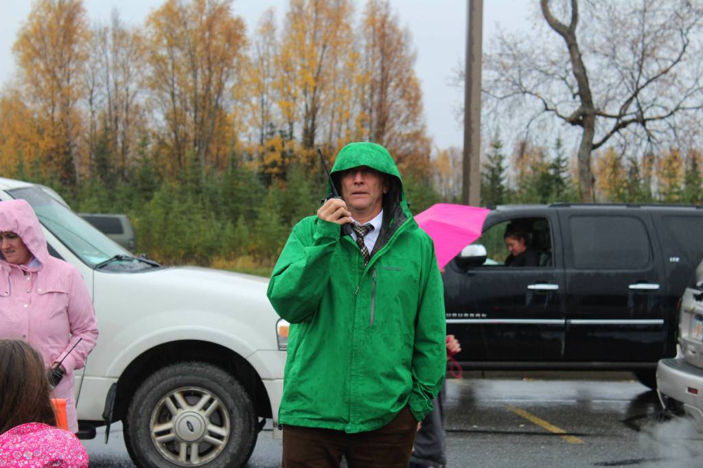 Mountain View Elementary School Principal Karl Kircher (green) helps direct student pick up traffic at the end of the school day on Thursday, Sept. 29, 2022, in Kenai, Alaska. (Ashlyn OHara/Peninsula Clarion)