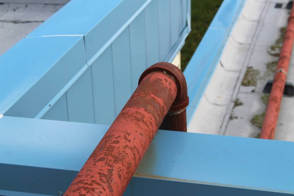 Natural gas pipes, used to for heating, are anchored to the outside of Soldotna Elementary School on Friday, Sept. 30, 2022, in Soldotna, Alaska. (Ashlyn OHara/Peninsula Clarion)