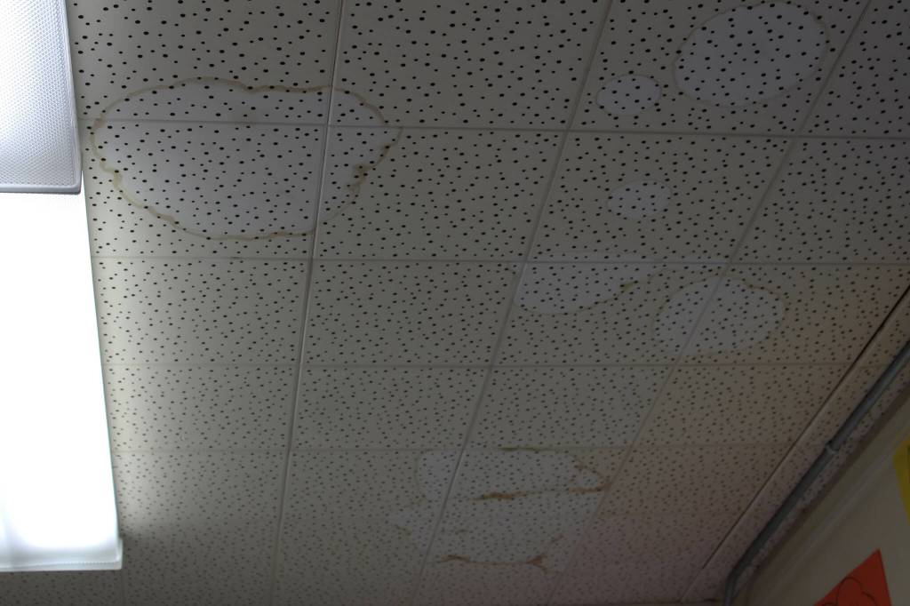 Watermarks stain ceiling panels at Soldotna Elementary School on Friday, Sept. 30, 2022, in Soldotna, Alaska. (Ashlyn OHara/Peninsula Clarion)