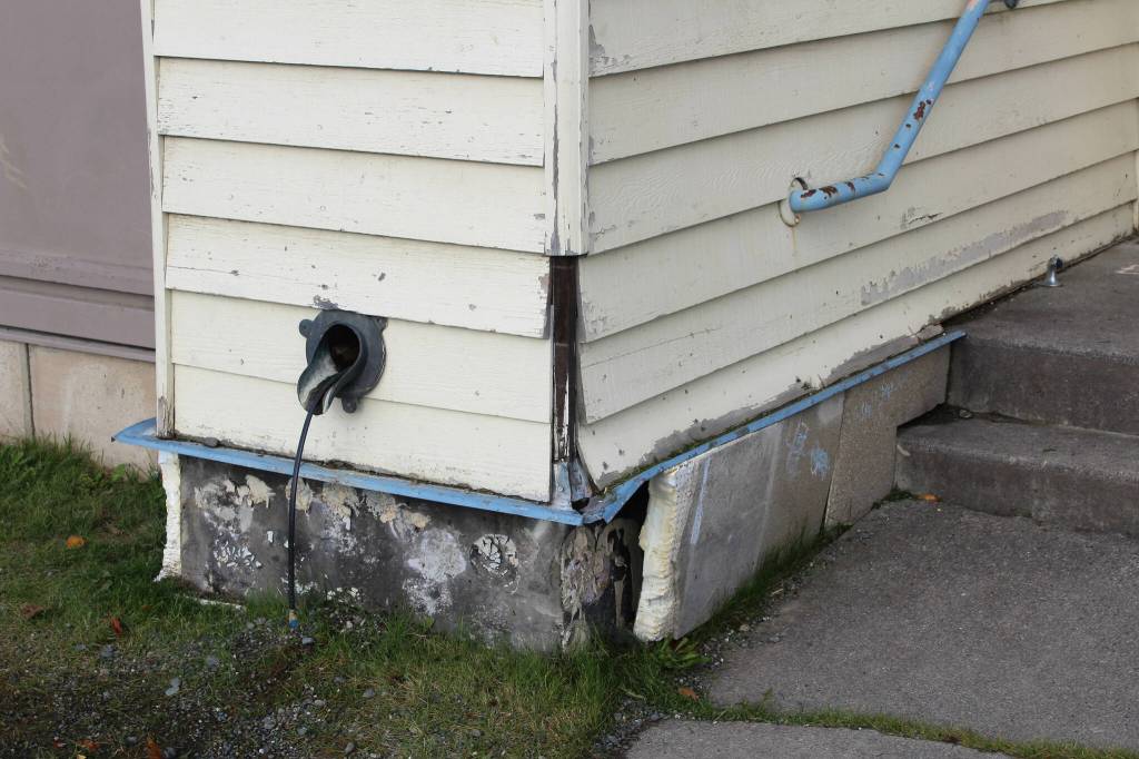 Sidewalk chalk drawings cover the outside of corroding insulation at Soldotna Elementary School on Friday, Sept. 30, 2022, in Soldotna, Alaska. (Ashlyn OHara/Peninsula Clarion)
