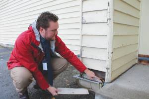 Ashlyn OHara/Peninsula Clarion
Soldotna Elementary School Principal Dr. Austin Stevenson points out corroded insulation outside of the school building on Friday, Sept. 30, 2022 in Soldotna, Alaska.