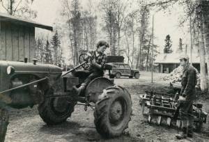 1954 photo by Bob and Ira Spring for Better Homes & Garden magazine
Rusty Lancashire backs up the family tractor so her husband Larry can connect it to the disc for their fields.
