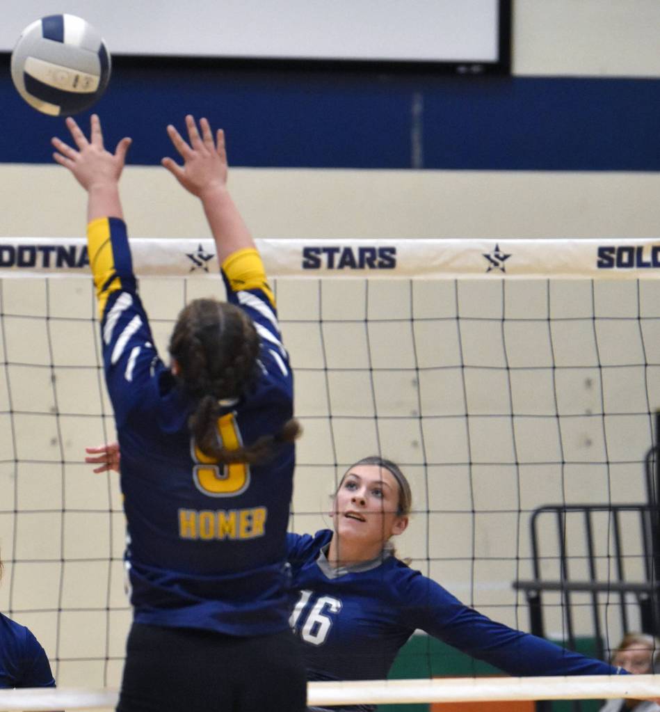 Soldotnas Abygale Schaeffer attacks against Homers Rebecca Trowbridge on Thursday, Sept. 7, 2023, at Soldotna High School in Soldotna, Alaska. (Photo by Jeff Helminiak/Peninsula Clarion)