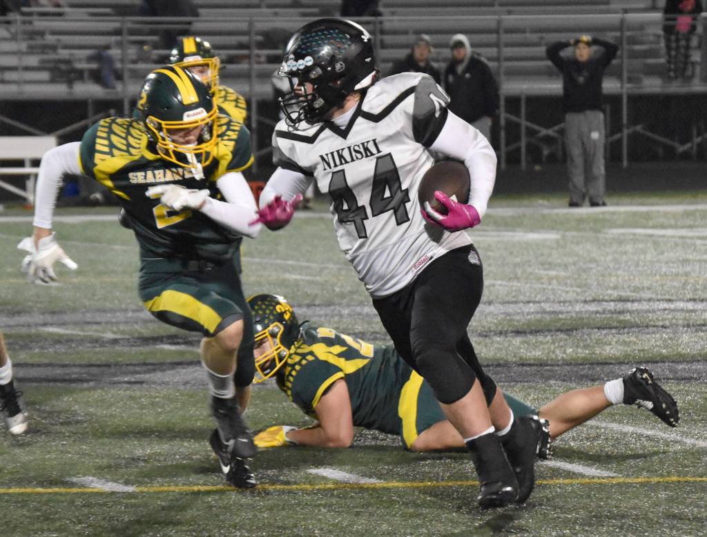 Nikiskis Truit McCaughey turns the corner on Sewards Lane Petersen on Saturday, Oct. 7, 2023, in the nine-man football state final at Colony High School in Palmer, Alaska. (Photo by Jeff Helminiak/Peninsula Clarion)