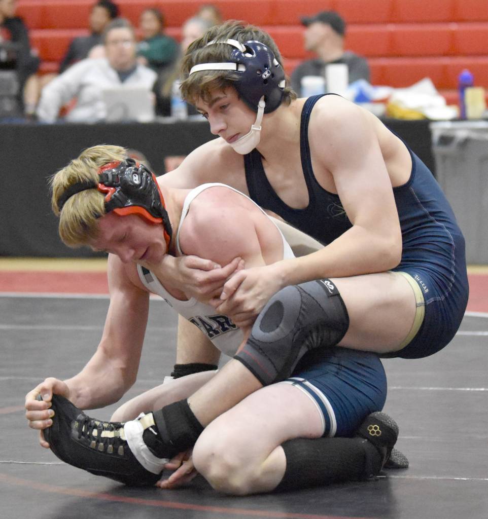 Soldotnas Tustin Keller wrestles Homers Landyn Woods at 135 pounds during a dual meet Tuesday, Nov. 7, 2023, at Kenai Central High School in Kenai, Alaska. (Photo by Jeff Helminiak/Peninsula Clarion)