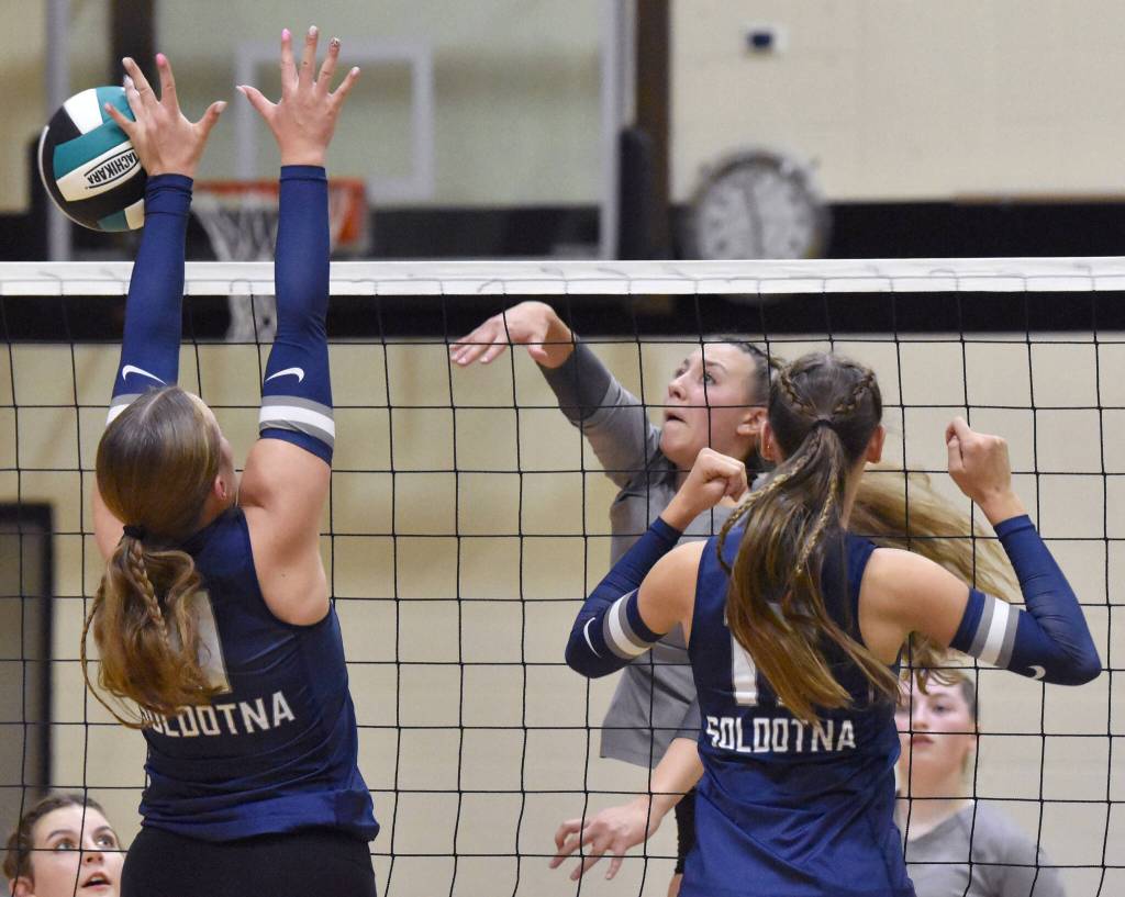 Nikiskis Mandee Roofe attacks against Soldotnas Sadie Lane and Hallie Fischer on Thursday, Sept. 19, 2024, at Nikiski Middle-High School in Nikiski, Alaska. (Photo by Jeff Helminiak/Peninsula Clarion)