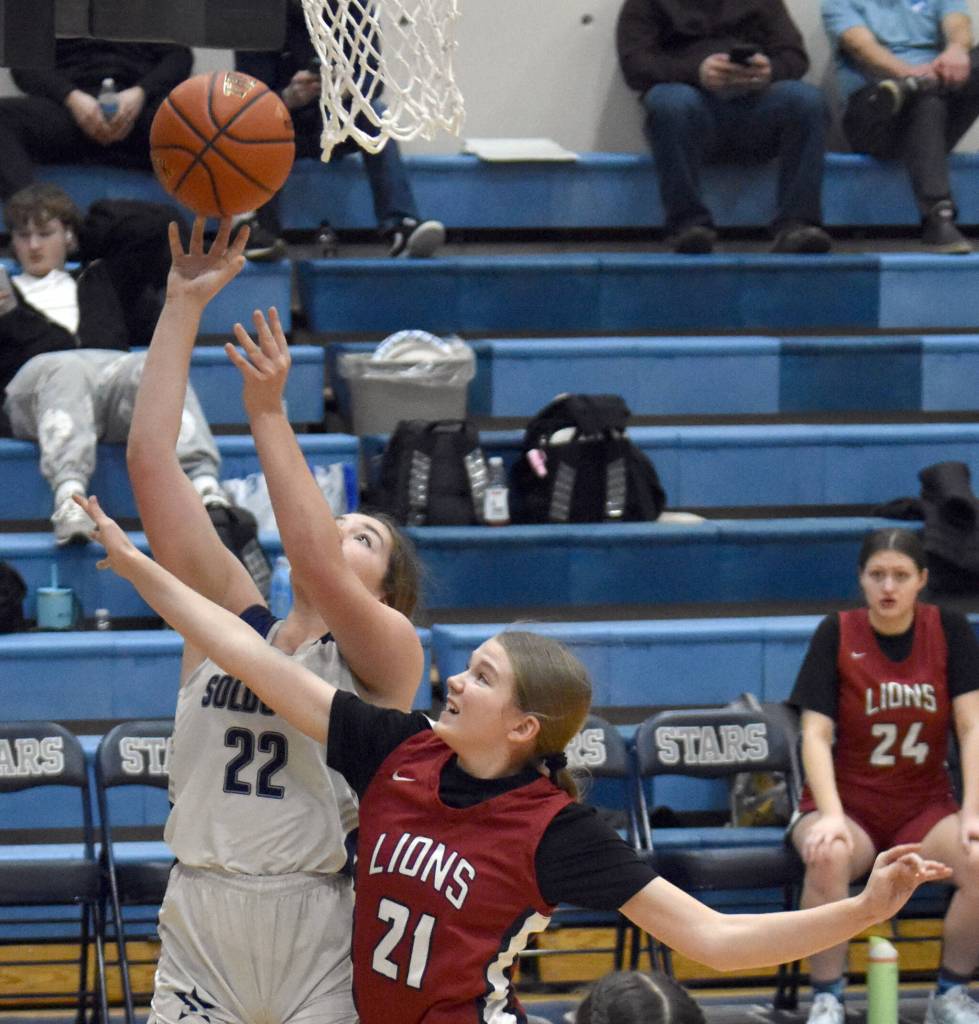 Soldotnas Ryan Queen shoots against Jayda Pastana of Mountain City Christian Academy on Friday, Jan. 17, 2025, at Soldotna High School in Soldotna, Alaska. (Photo by Jeff Helminiak/Peninsula Clarion)
