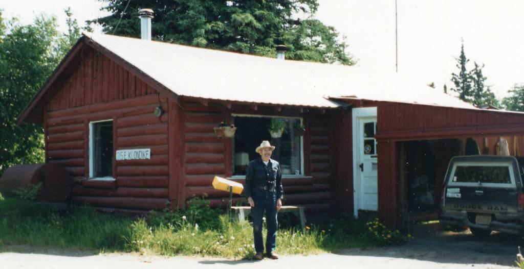 Poopdeck Platt poses in front of his Homer cabin in 1991. (Photo courtesy of the Huebsch Family Collection)