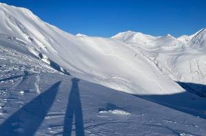 View of the crown on March 23, 2025, the day following the fatal avalanche in Turnagain Pass, Alaska. Some snow had blow into the crown overnight, which had accumulated around a foot deep at the crown by the time this photo was taken. (Photo by Chugach National Forest Avalanche Center)