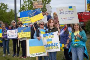 Protesters in support of Ukraine line the Sterling Highway in Soldotna, Alaska, on Friday, Aug. 15, 2025. (Jake Dye/Peninsula Clarion)