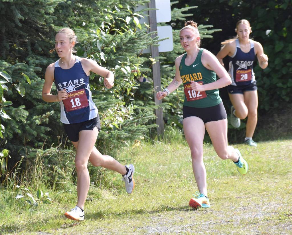 Soldotnas Tania Boonstra leads Sewards Indigo Leslie and Soldotnas Katie DeBardelaben on the way to victory in the junior-senior girls race at the Kenai/Nikiski Class Races on Monday, Aug. 18, 2025, at Nikiski Middle-High School in Nikiski, Alaska. (Photo by Jeff Helminiak/Peninsula Clarion)