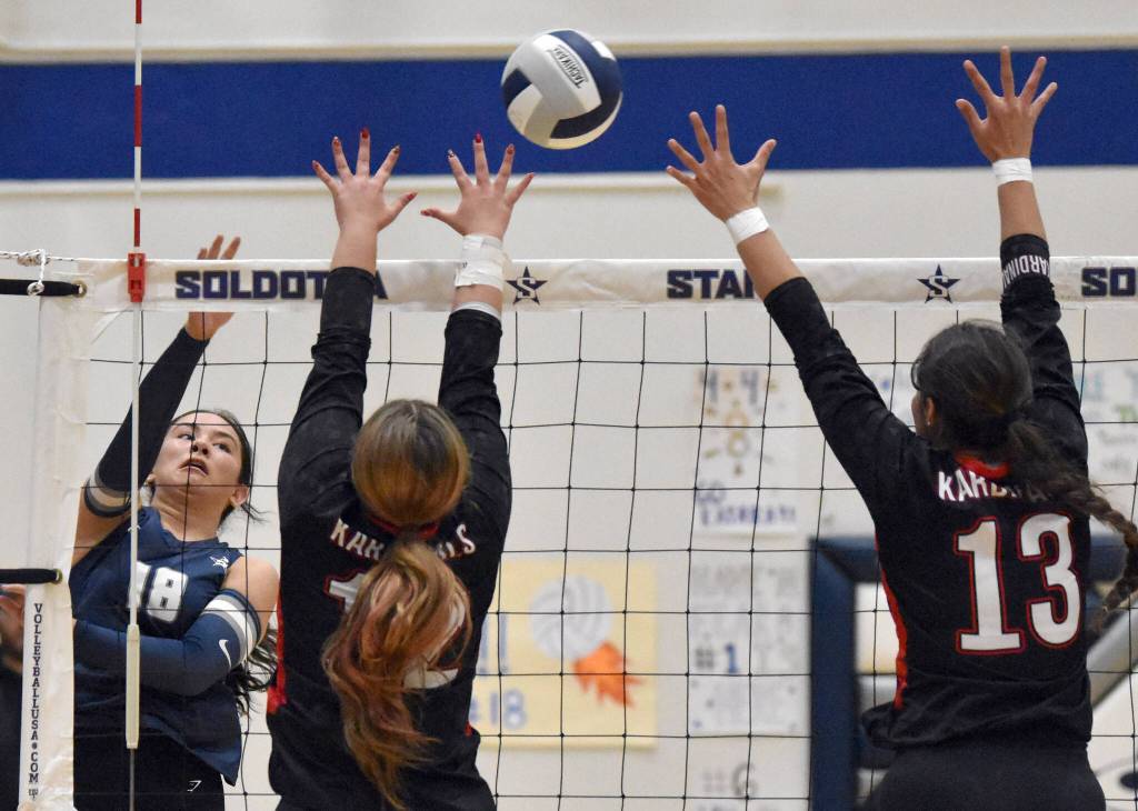Soldotnas Hayden Vidal attacks against Kenai Centrals Allie List and Seylor Tomrdle on Friday, Aug. 29, 2025, at Soldotna High School in Soldotna, Alaska. (Photo by Jeff Helminiak/Peninsula Clarion)
