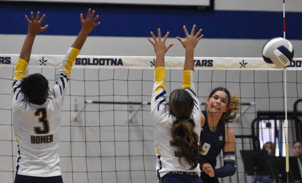 Soldotnas Morgan Simac attacks against Homers Jaelynn Kennon and Alysha Nyvall on Tuesday, Sept. 9, 2025, at Soldotna High School in Soldotna, Alaska. (Photo by Jeff Helminiak/Peninsula Clarion)