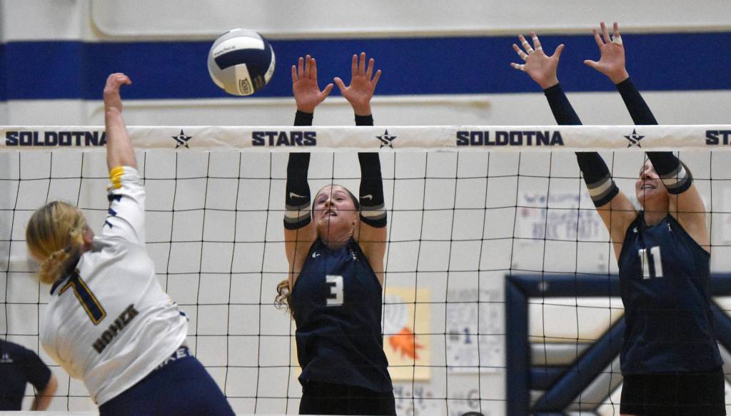 Homers Swift Blackstock attacks against Soldotnas Teagen Kobylarz and Ashlyn Hall on Tuesday, Sept. 9, 2025, at Soldotna High School in Soldotna, Alaska. (Photo by Jeff Helminiak/Peninsula Clarion)