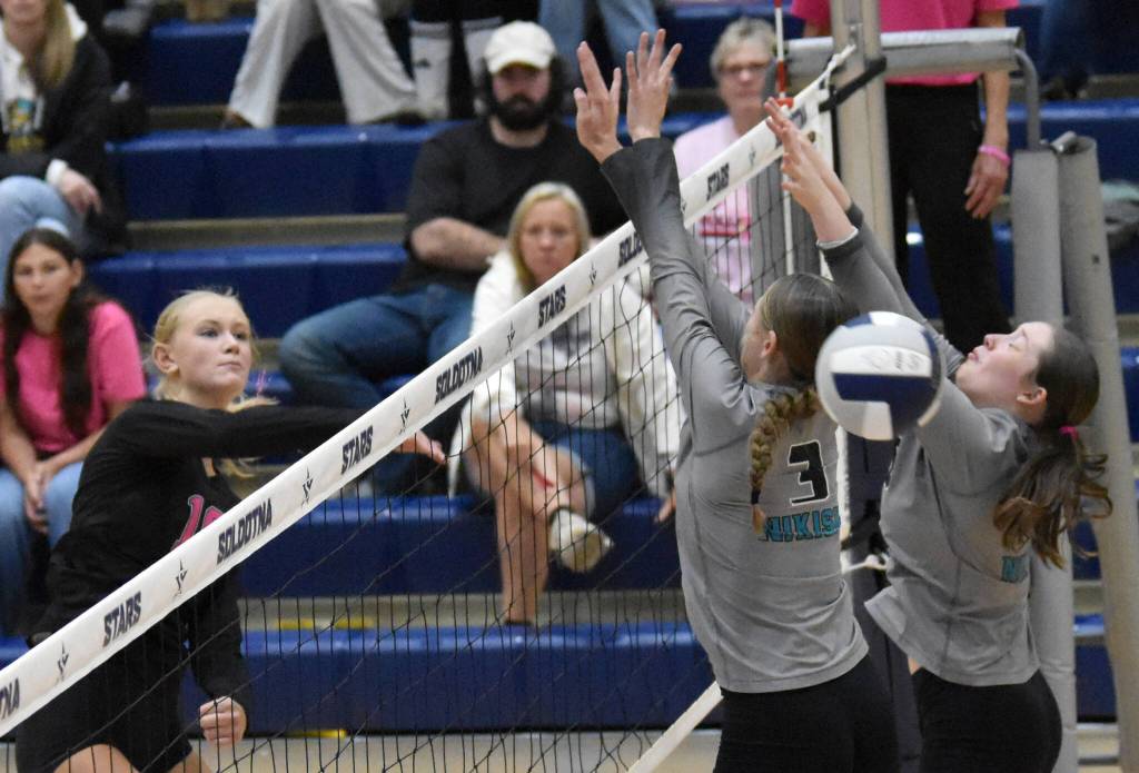 Soldotnas Cassidy Kruse attacks against Nikiskis Blakeley Jorgensen and Addison Perkins on Tuesday, Sept. 16, 2025, at Soldotna High School in Soldotna, Alaska. (Photo by Jeff Helminiak/Peninsula Clarion)