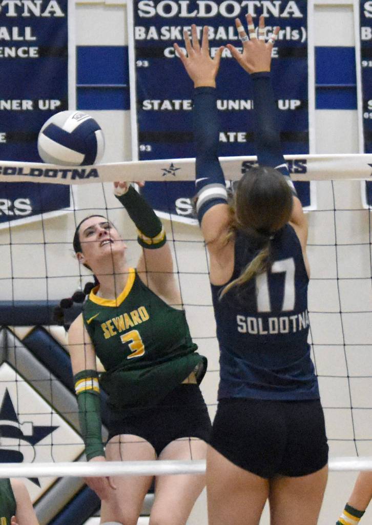 Sewards Lia Shank attacks against Soldotnas Rebekah Pieh on Thursday, Sept. 18, 2025, at Soldotna High School in Soldotna, Alaska. (Photo by Jeff Helminiak/Peninsula Clarion)