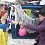 Jake Dye/Peninsula Clarion
A girl dressed as Snow White takes candy from a witch at the Orca Theaters Trunk or Treat in Soldotna during Halloween in 2022.