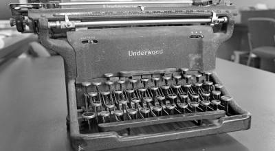 A vintage Underwood typewriter sits on a table on Tuesday, Feb. 22, 2022, at the Homer News in Homer, Alaska. (Photo by Michael Armstrong/Homer News)